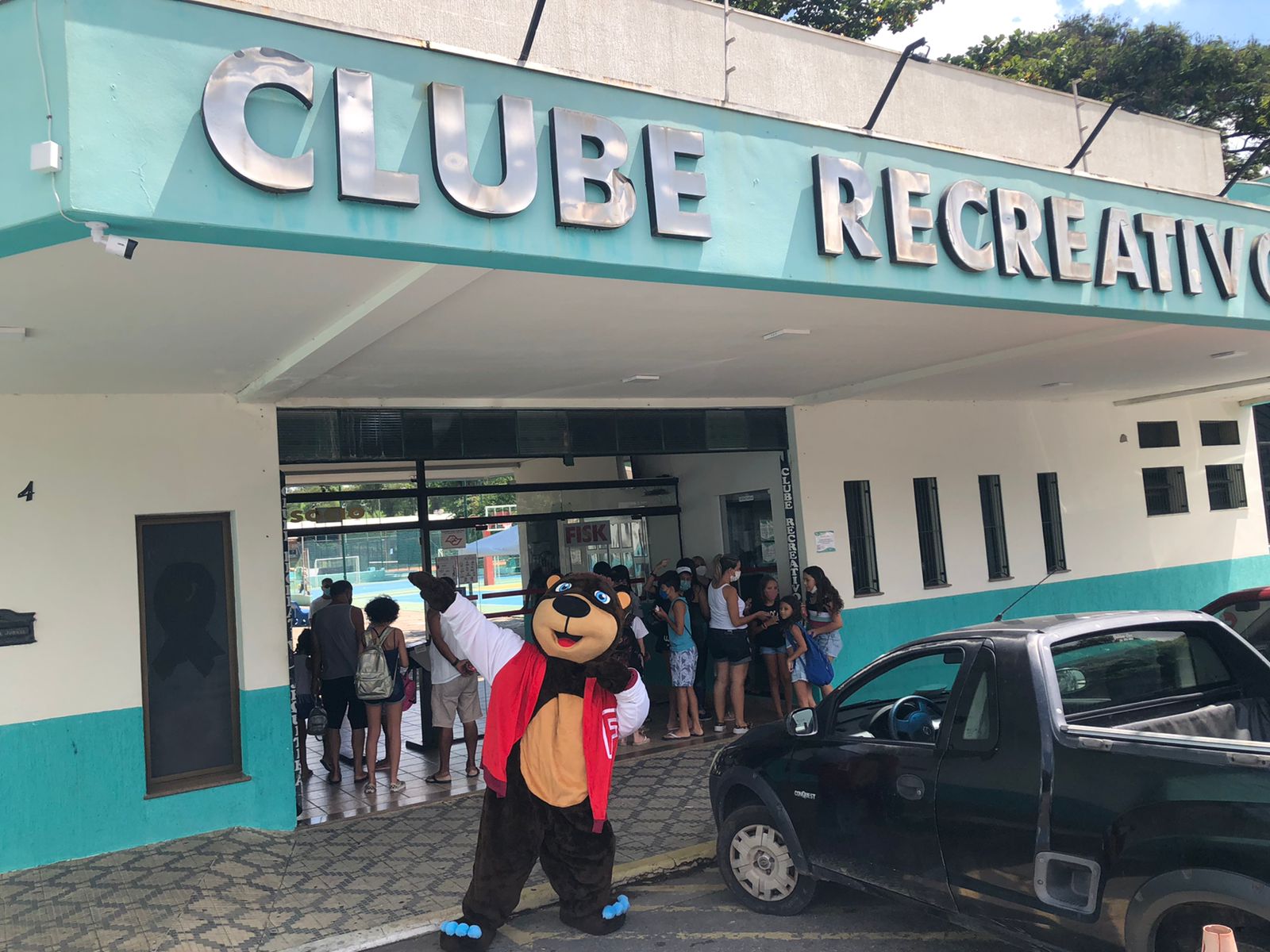 Caçapava - SP - Buddy Invadiu a Colônia de Férias no Clube Jequitibá!