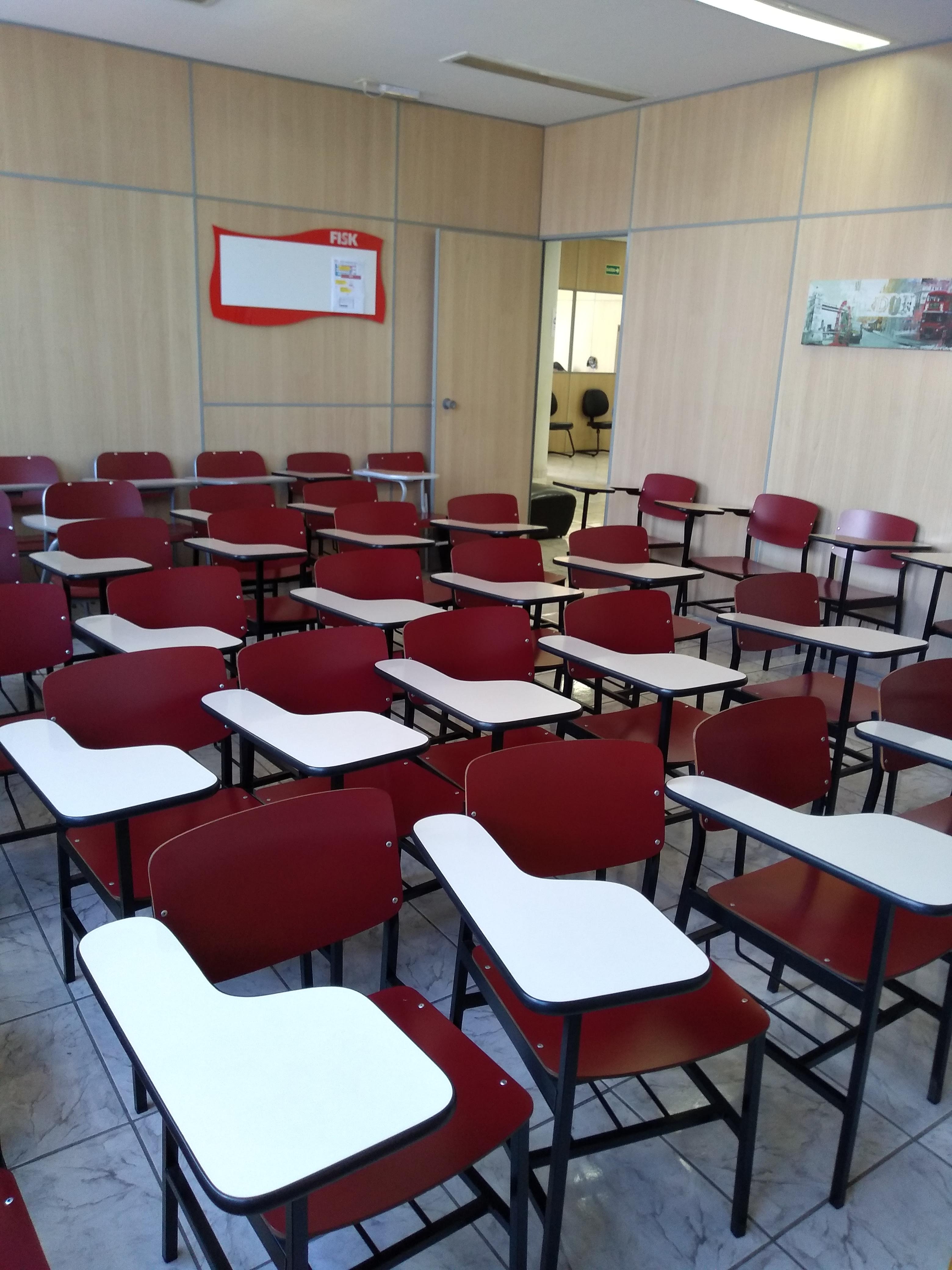 Interior da sala de aula de inglês
